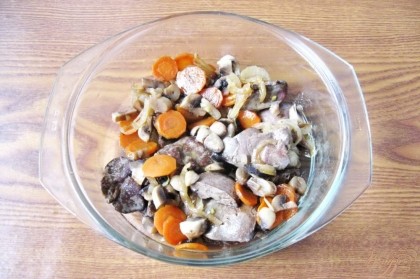 В миске соединяем тушеную куриную печенку, морковь, лук и грибы.