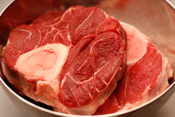 Возьмите свежее мясо. Для холодца нужно мясо с костями, в этом рецепте используется голяшка...