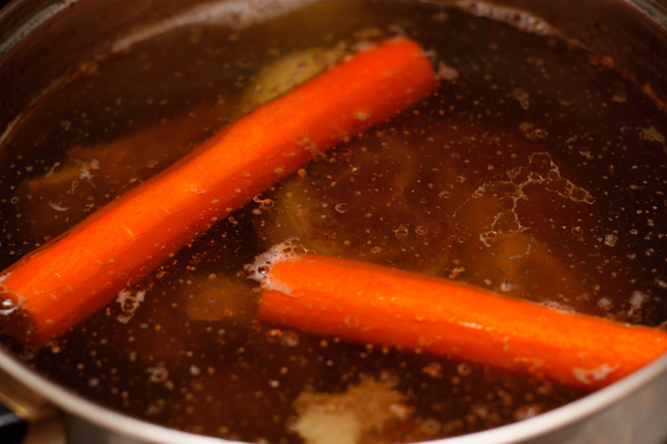 За час до окончания варки положите в бульон морковь, лук, перец и лавровый лист. Посолите.