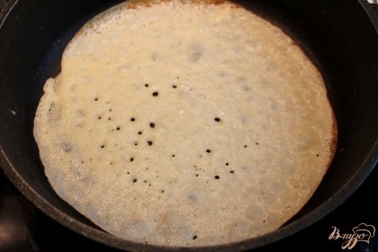 На горячую сковородку смазанную подсолнечным маслом выливаем порцию теста.
