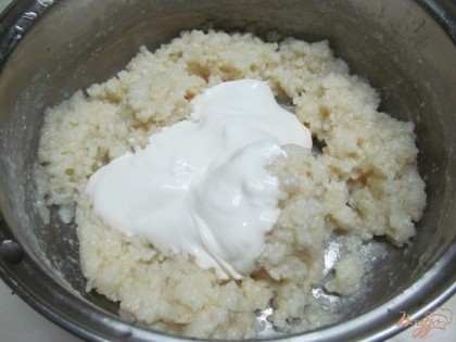В остывший рис, добавить сливки или сметану.