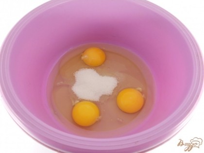 К яйцам добавить 20 г сахара и взбить миксером до пышности.
