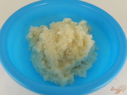 Из риса, сахара и молока сварить густую рисовую кашу и дать ей полностью остыть.