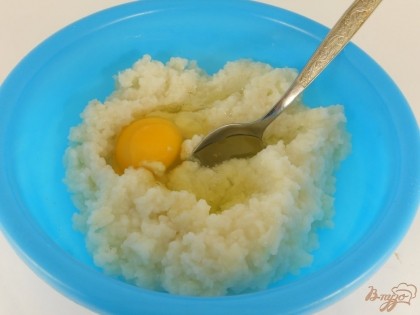 В готовую рисовую кашу, она должна быть холодной, добавить 1-2 яйца и тщательно перемешать
