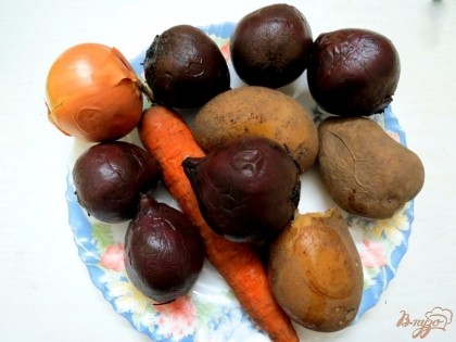 Из овощей нам понадобится свекла, картофель, морковь и лук.
