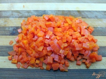 Морковь моем при помощи щётки и не очищая варим до готовности. Затем морковь нарезаем мелкими кубиками.