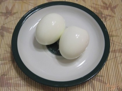 Яйца отварить вкрутую, остудить в холодной воде и почистить.