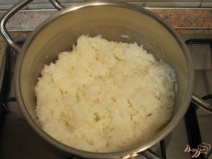 Рис отварить до готовности в подсоленной воде.