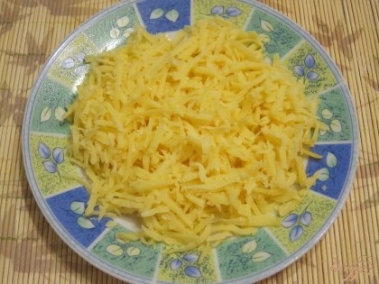 На крупной терке натереть сыр.