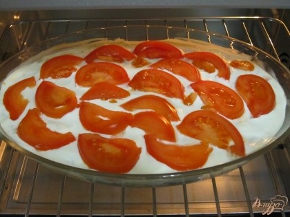 На сметану выложить помидоры. Поставить форму в духовку на 15 мин. За 5 мин. до готовности посыпать запеканку остальным сыром. Сыр должен полностью расплавиться.