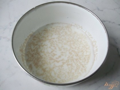 В теплое молоко высыпаем  1  столовую ложку сахара и дрожжи.