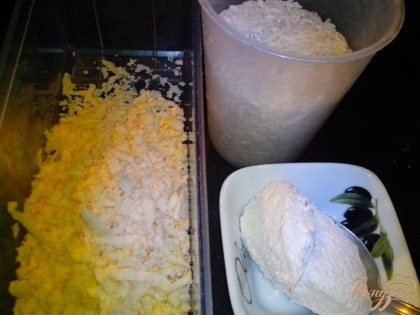 Натереть твёрдый сыр на тёрке среднего размера. Рис хорошо промыть. Подготовить жирные сливки.