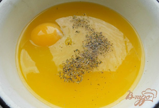 Масло или маргарин растопить и остудить. Добавить яйцо, соль и прованские травы. Хорошо расколотить все вилкой.