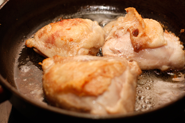 Обжарьте курицу на среднем огне со всех сторон до золотитой корочки, затем выньте ее из сковороды.