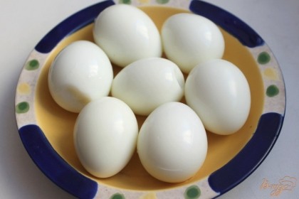 Отвариваем, чистим и разрезаем пополам перепелиные яйца. Половинки яиц добавляем в салат.