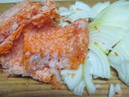Лук и морковь нарезать произвольно. У меня морковь натертая на крупной терке (замороженная).