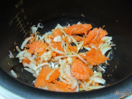 Мультиварку выставить на программу "выпечка", влить одну чайную ложку растительного масла и высыпать лук с морковью. Жарить минут пять.