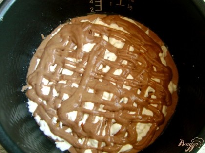Оставшееся шоколадное тесто также переложите в пакет и выдавите его через уголок в качестве верхнего слоя пирога.