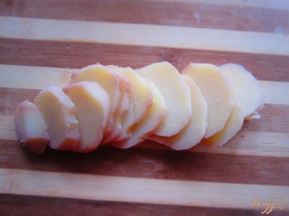 Картофель отварить и нарезать кружочком.