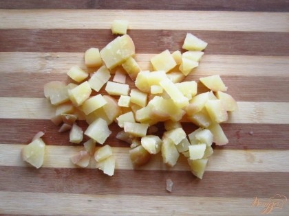 Картофель отварить в мундирах и нарезать на кусочки.