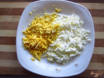 Яйца сварите в крутую и натрите отдельно желтки и белки, это больше для красоты.