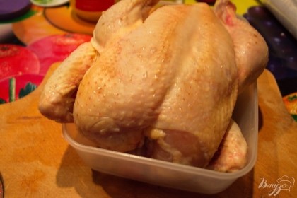 Курицу хорошо общипать и промыть. Удалите остатки перьев, грубые части кожи на ножках. Обсушите салфетками.