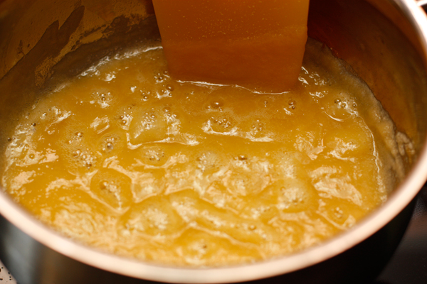 Для соуса бешамель растопите сливочное масло в небольшом сотейнике, добавьте муку и прогрейте, пока смесь не закипит. Помешивайте, но не давайте муке изменить цвет.