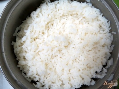 Варим рис 10 минут, воду сливаем, рис охлаждаем.