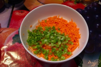 Измельчите зеленый лук. Добавьте его к моркови.