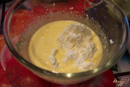 Творог добавьте в тесто. Влейте  120 мл молока. Взбейте до однородности массы.