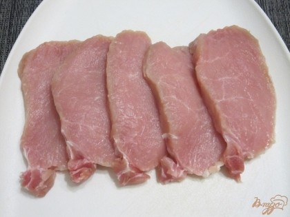 Мясо свинины порезать тонкими пластами.