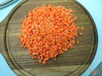 Морковь нарезаем маленькими кубиками.