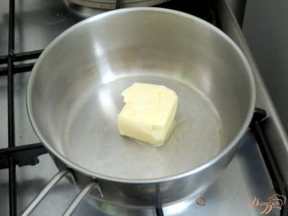 Масло выкладываем на сковороду.