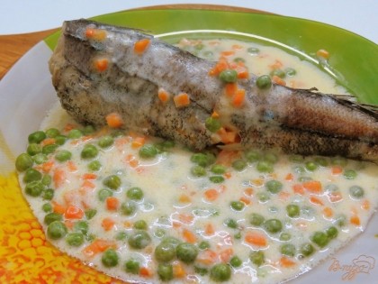 Готовую рыбу вынимаем на тарелку и поливаем соусом с овощами.