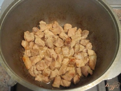 Мясо помыть и нарезать небольшими кубиками. В казанок влить растительное масло и обжарить на нем мясо.