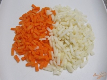 Очистить морковь и редьку. Нарезать их соломкой.