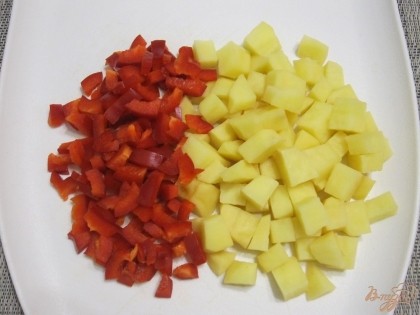 Болгарский перец нарезать соломкой. Картофель нарезать кубиками.
