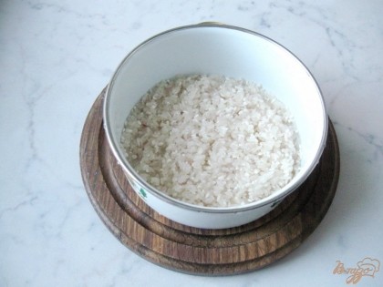 Рис хорошо промываем, заливаем водой и ставим варить кашу.