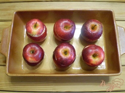 Ставим яблоки в форму для запекания. Запекаем при 180 градусах минут 15-20. Смотрите по готовности.