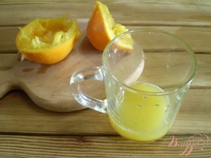 Отжимаем сок из целого апельсина полностью.