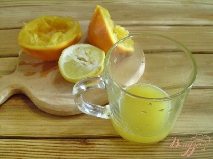 Добавляем сок половинки или трети лимона(смотрите по размеру лимона).