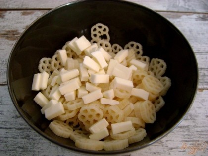 Добавьте порезанный кубиками плавленый или любой другой сорт сыра.