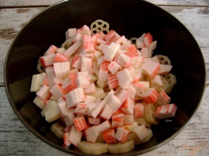 Крабовые палочки разморозьте и порежьте кубиками, добавьте к остальным ингредиентам салата.