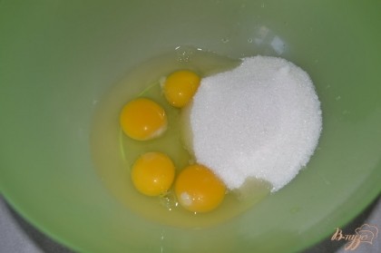 Выбить яйца и добавить к ним сахар.