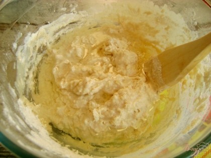 Затем добавьте постное масло, сахар и щепотку соли.