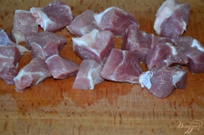 Мясо нарезать кусками 4х4 см.