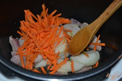 Добавить к мясу овощи и жарить еще несколько минут.