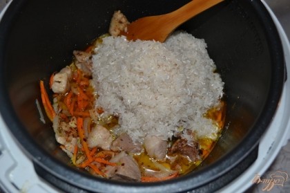 Рис промыть несколько раз и отправить к мясу с овощами.