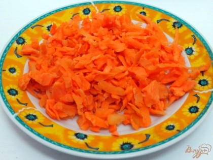 Морковь натираем на тёрке с крупными отверстиями.