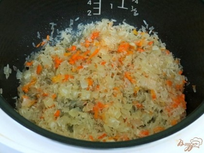 К луку и моркови добавляем рис и пережариваем вместе приблизительно 3 минуты.